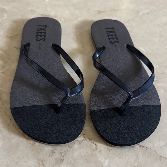 TKEES Women's Black and Gray Sandals - Picture 1 of 6